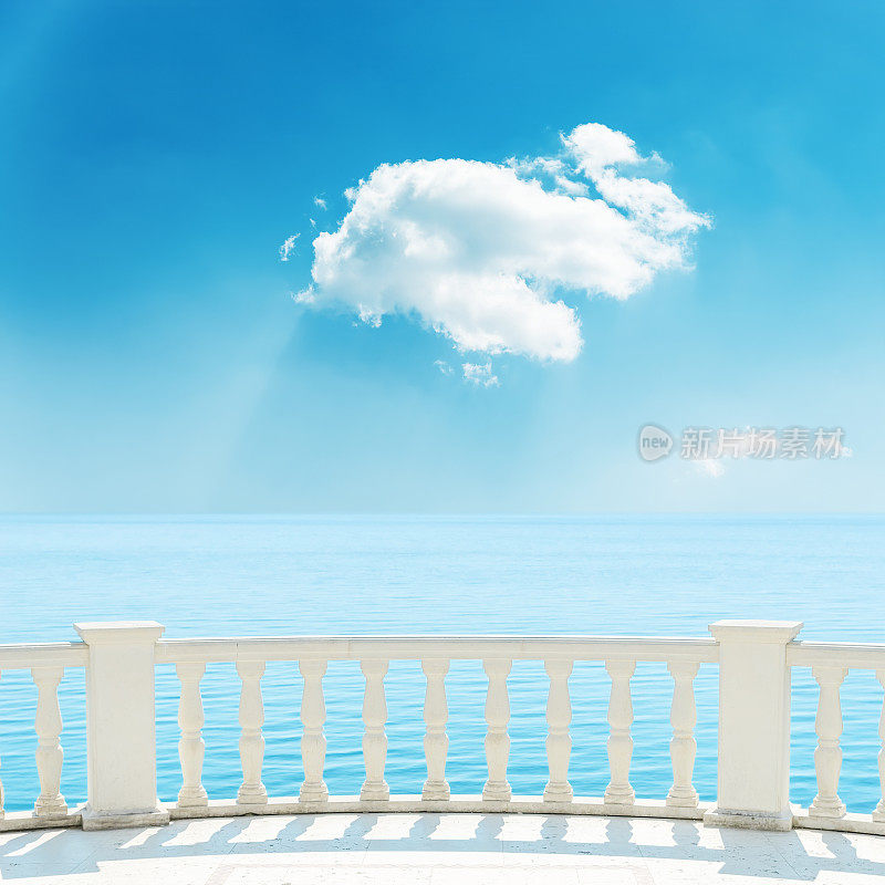 阳台临海，蓝天白云