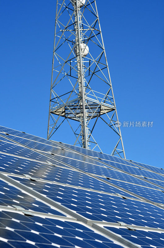 通讯塔和太阳能电池板