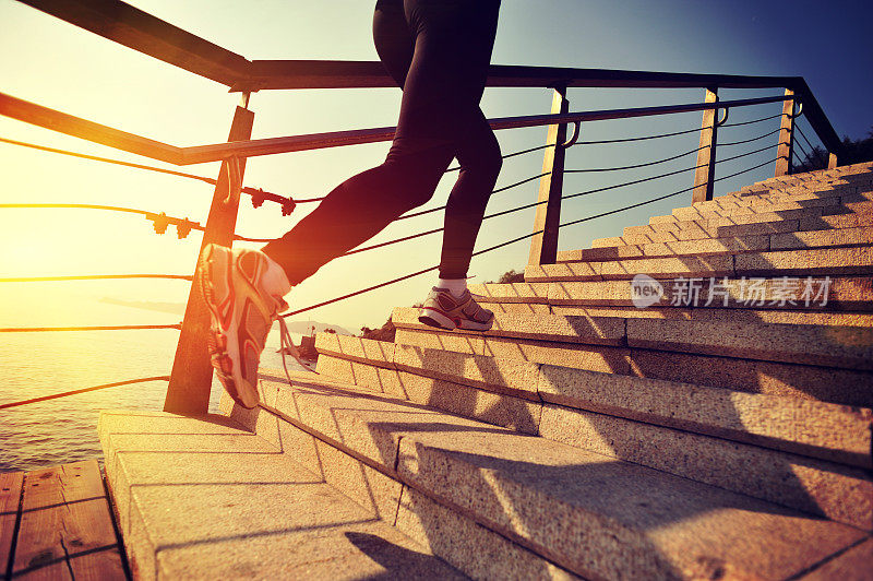 健康的生活方式亚洲妇女在楼梯海边跑步