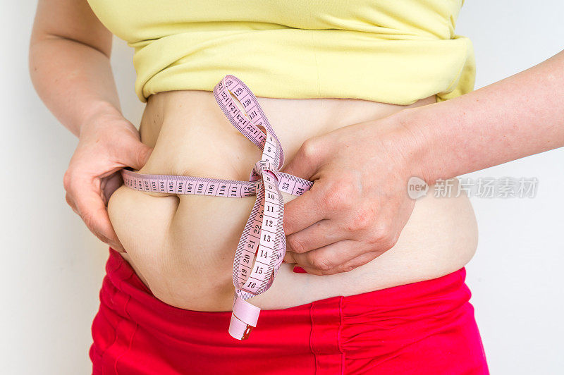 超重妇女与卷尺-肥胖概念