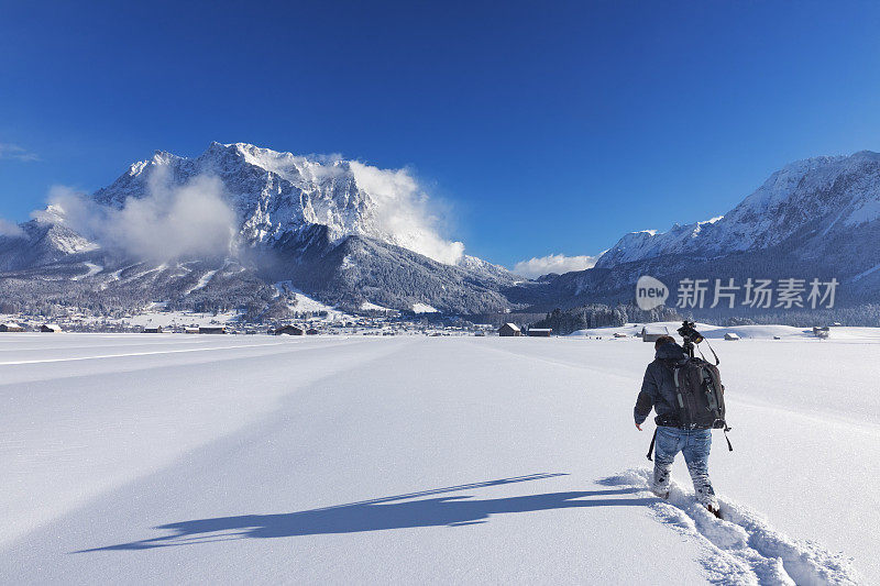 冬天在祖格斯匹茨山前拍摄的自然摄影师