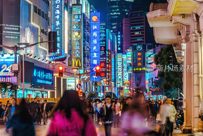 晚上中国上海的购物街