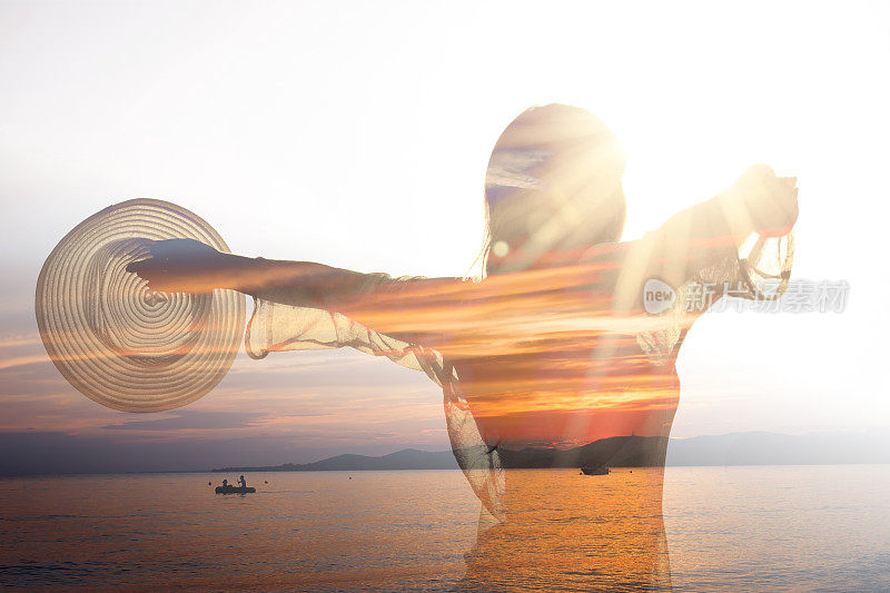 幸福的女人和夕阳在海上