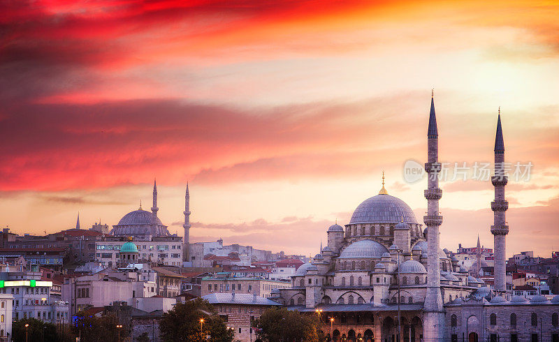 日落时伊斯坦布尔的天际线与戏剧性的天空