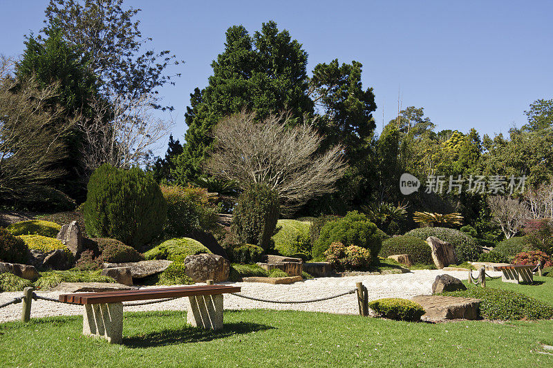 长椅和禅沙花园