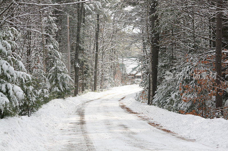 缅因州的雪乡村路