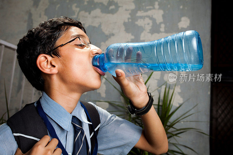 一个印度男孩在喝水