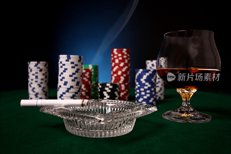 赌场桌子与香烟，酒和代币