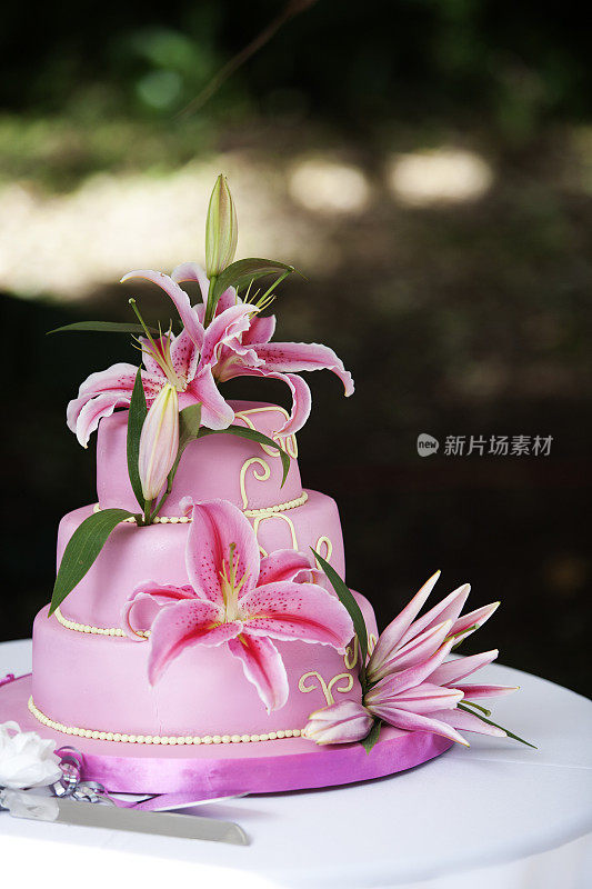粉色莉莉结婚蛋糕