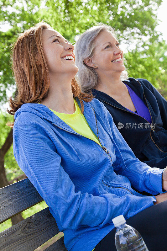 快乐的多代女性坐在公园里