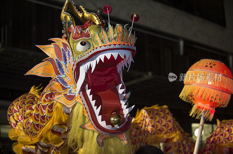 特写的中国龙服装头在龙舞