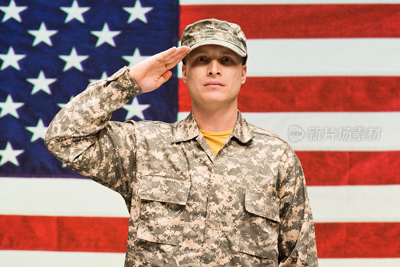 军人在美国国旗前敬礼
