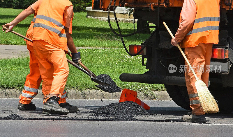 男人们正在修筑道路