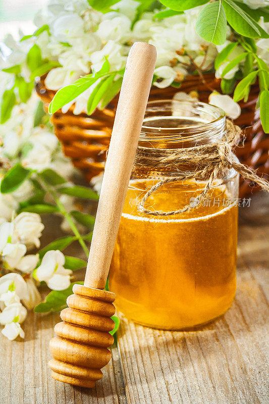 黑槐花和蜂蜜在罐子里