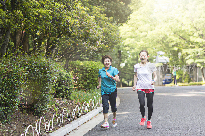 在代代木公园跑步的老年妇女