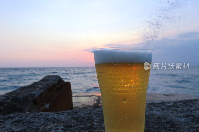 啤酒海上日落