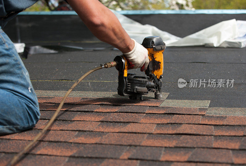 屋顶工人在房屋上安装新屋顶