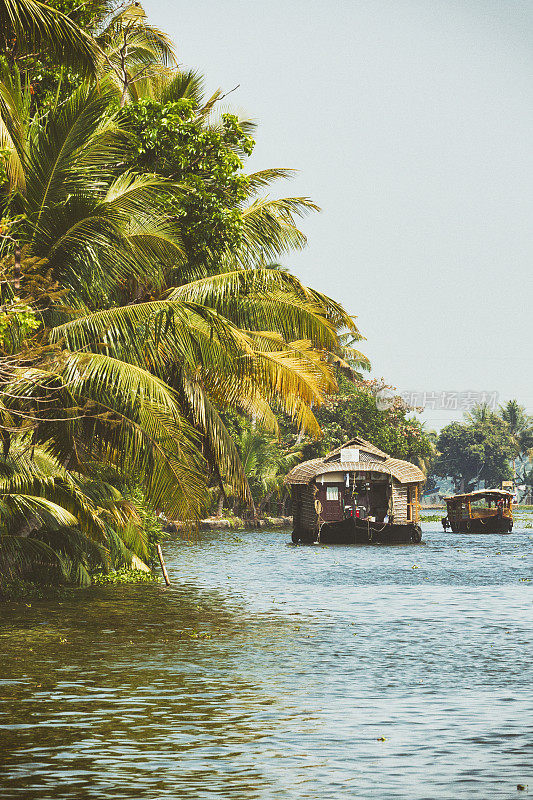 印度喀拉拉邦回水地区的船屋