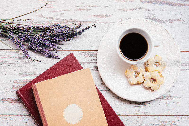 一杯黑咖啡和书来享受美味的咖啡休息时间