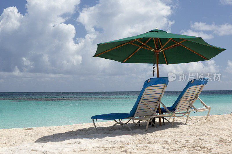 安圭拉浅滩湾的沙滩椅