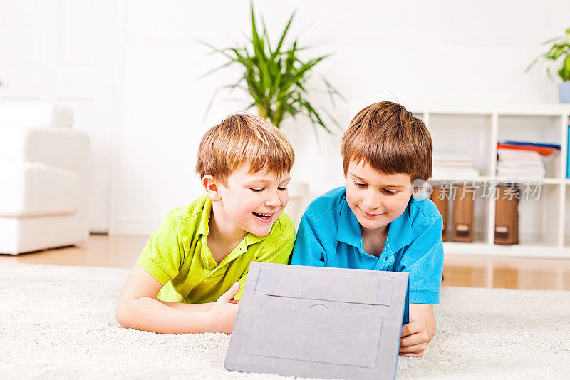 两个男孩在用平板电脑
