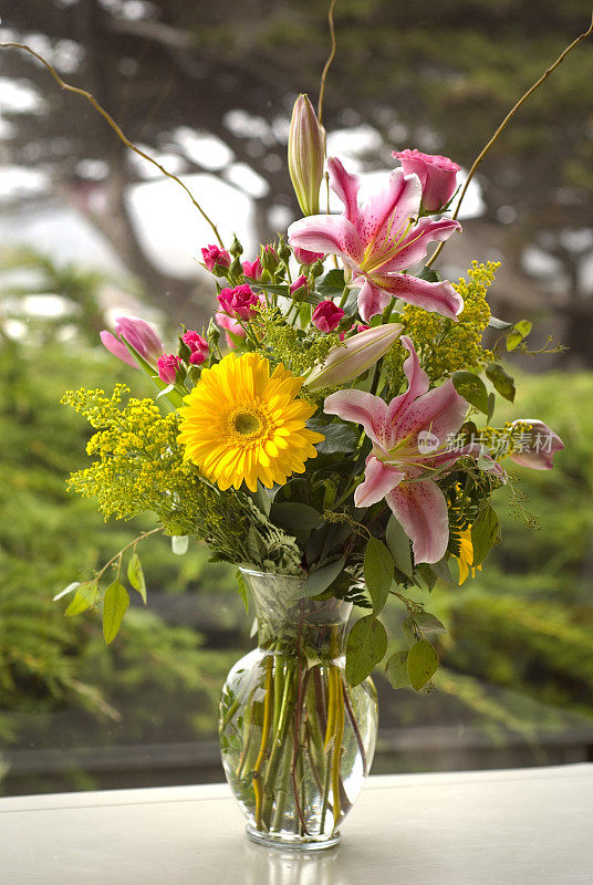桌上摆放各种春季鲜花束花瓶