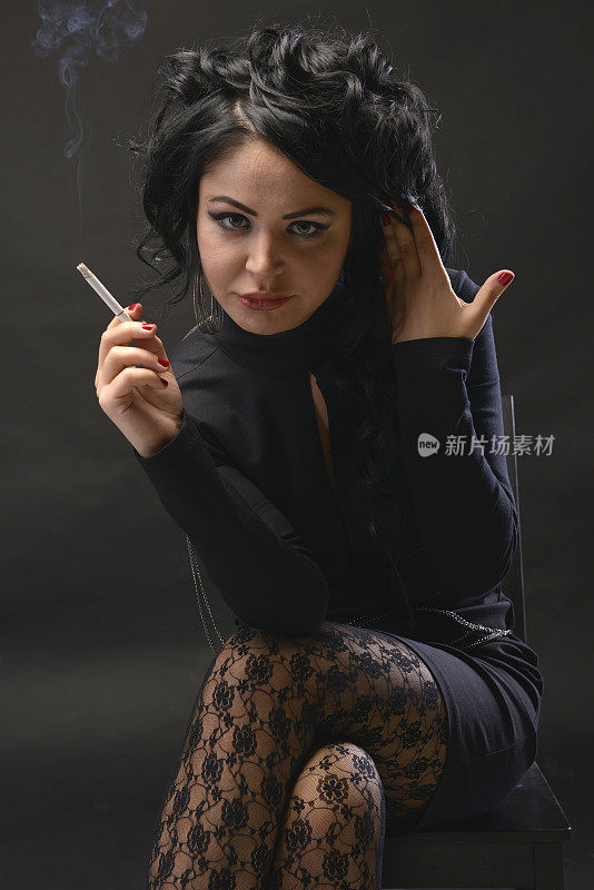 穿着黑衣服抽着烟的女人