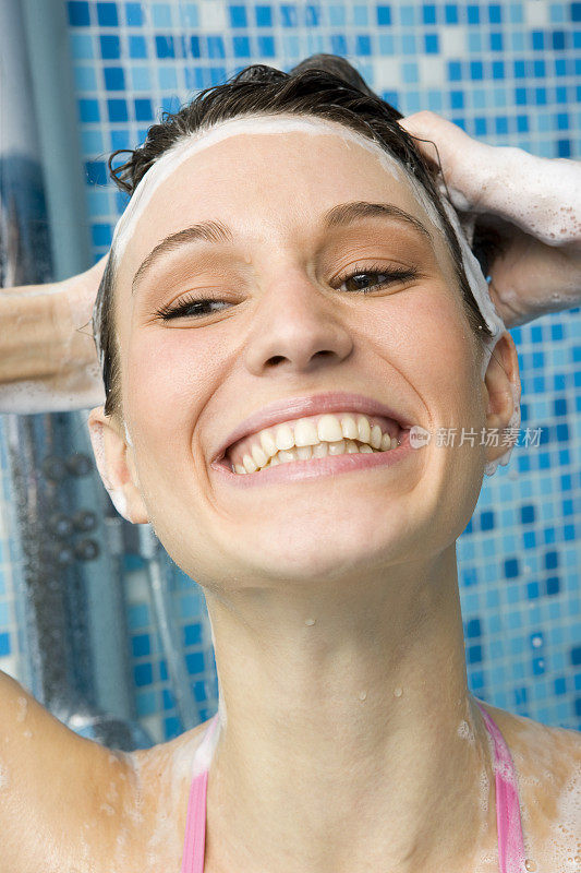 一个女人在用香波洗头