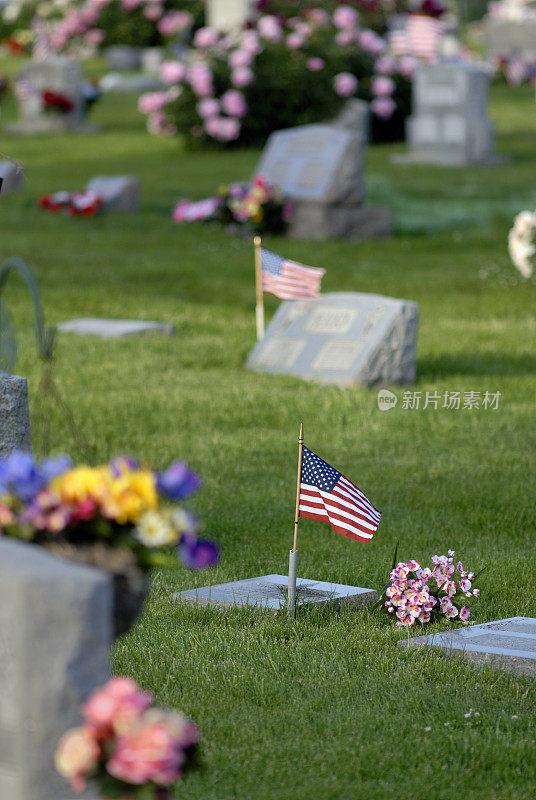 单一的美国国旗张贴在公墓墓碑上
