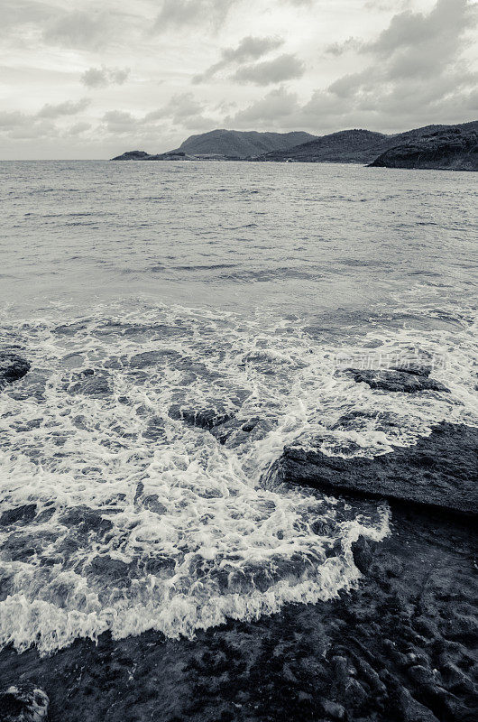 岩石海岸黑白景观