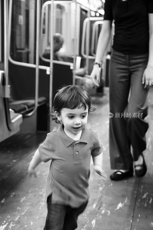 妈妈在地铁上追小孩