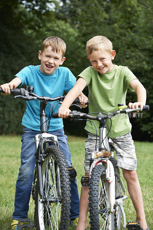 两个男孩一起骑自行车