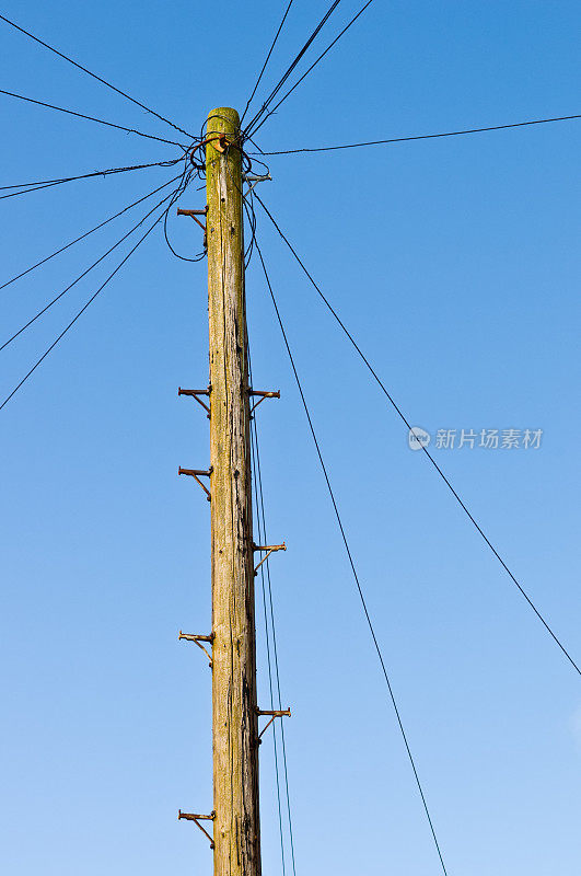 老电线杆对着蓝天