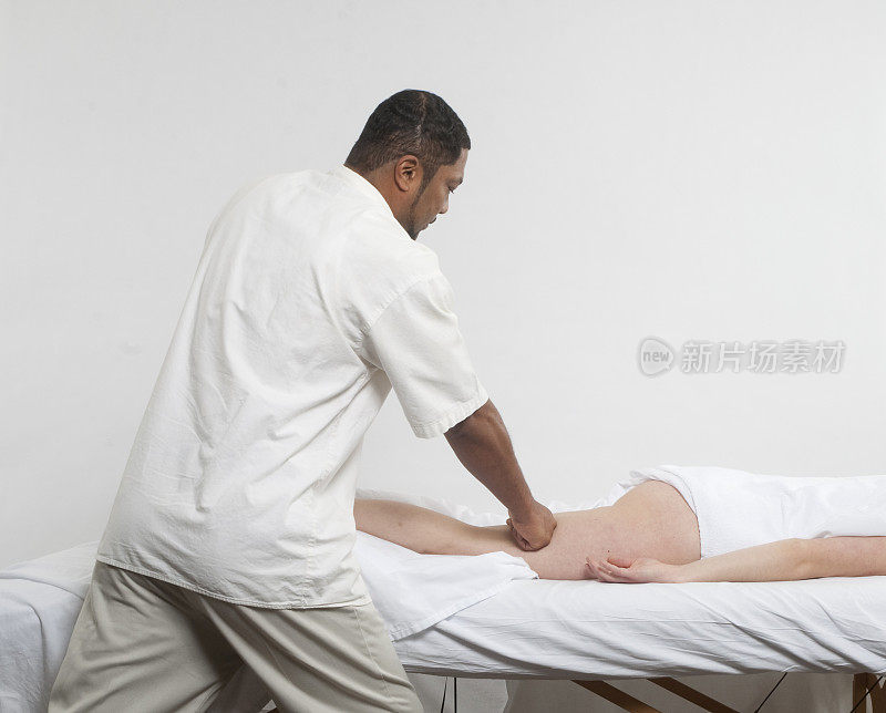 男性按摩师按摩大腿