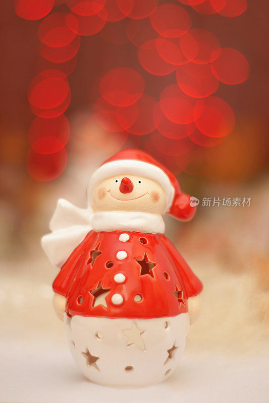 圣诞节装饰，雪人打扮成圣诞老人和红灯