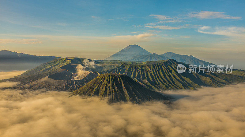 日出时的布罗莫火山