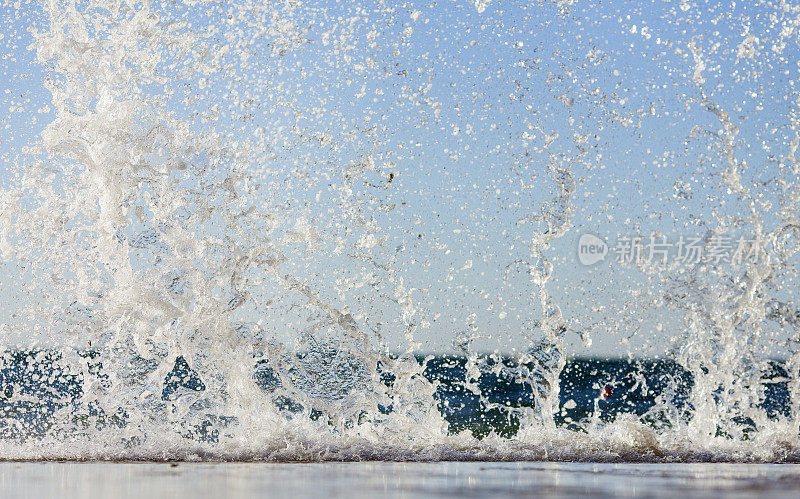 海浪拍打着海滩