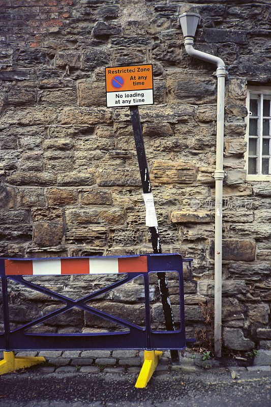 道路护栏，排水管，禁止停车