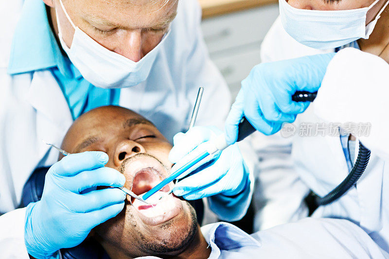 牙科助理使用吸管治疗张口病人