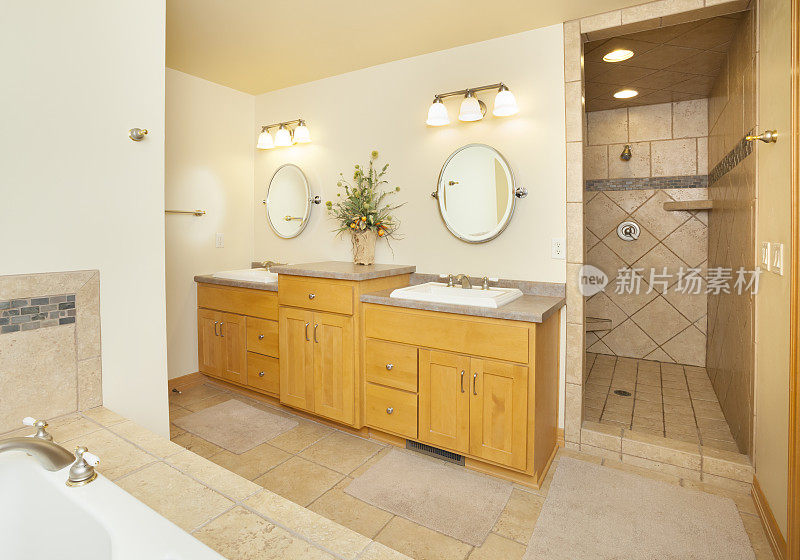 宽敞的浴室，瓷砖淋浴，双水槽，浴缸
