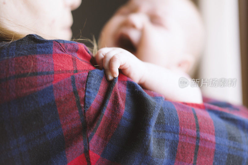 刚出生的婴儿在她妈妈的怀里