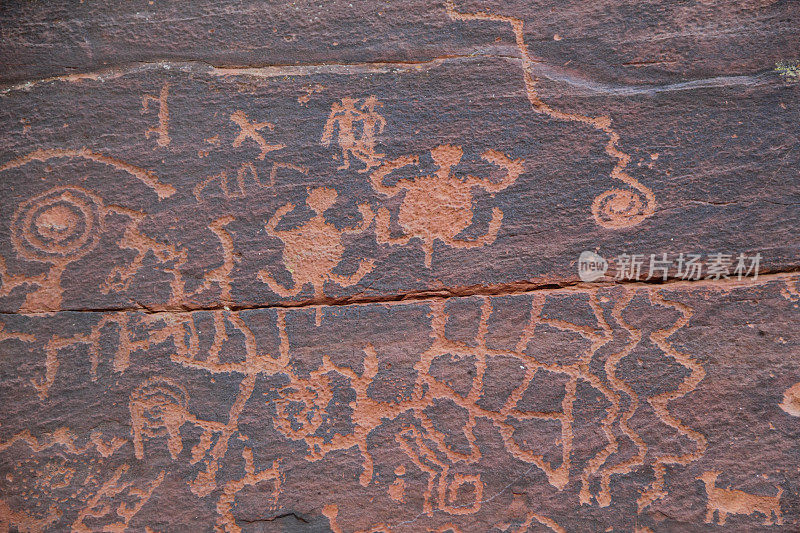 岩石雕刻太阳日历古代人物