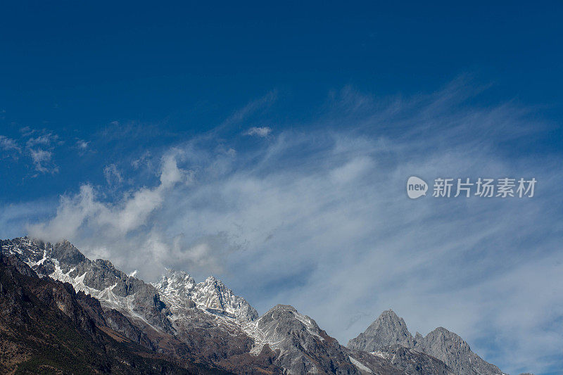 云从雪山升起