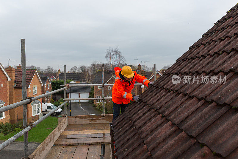 男性建筑工人在家庭住宅上工作