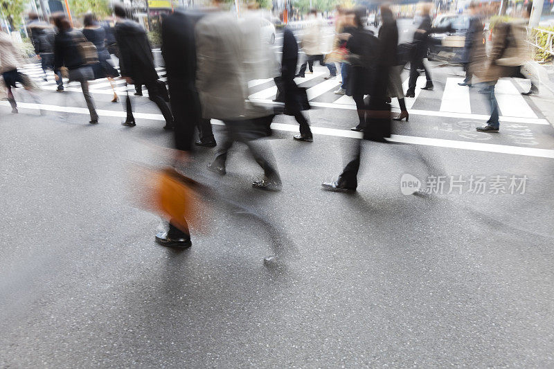 模糊的城市通勤者走在街上