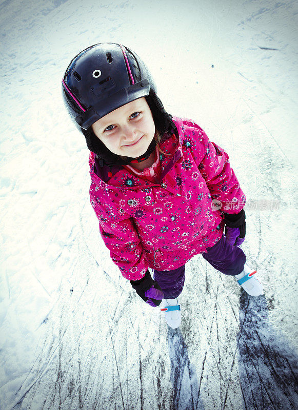 小女孩在冰上滑冰