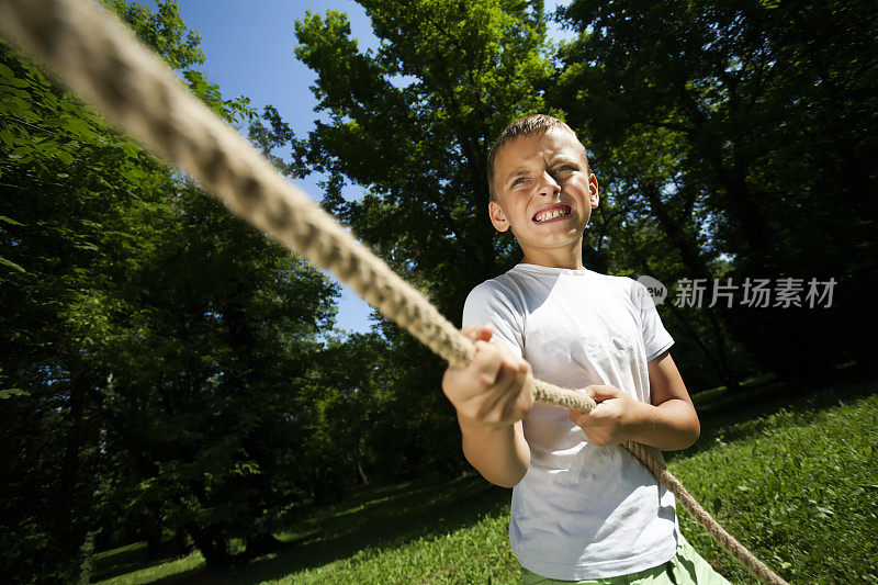 可爱的男孩在白色拉绳