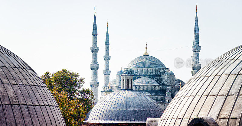 伊斯坦布尔蓝色清真寺圆顶与尖塔外部