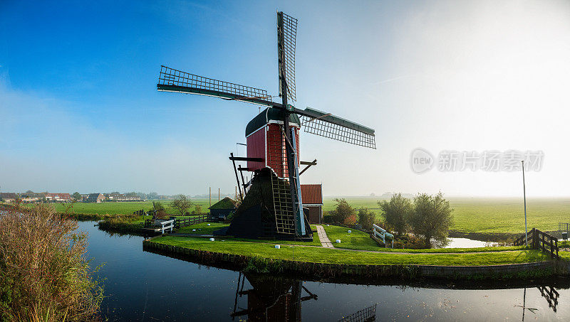 荷兰风景与雾和风车