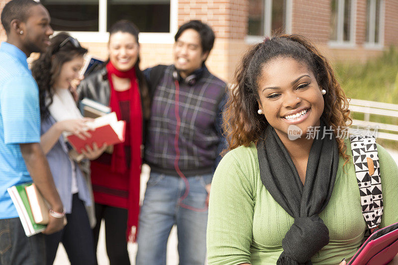 学历:自信，非洲裔在校女大学生。